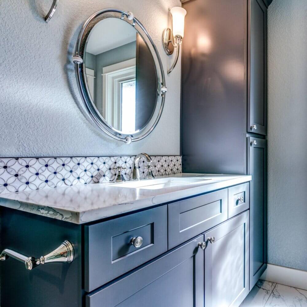 BATHROOM WITH BACKSPLASH